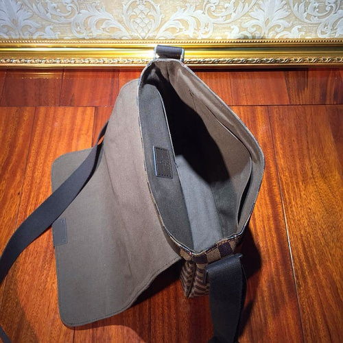 男神不容錯(cuò)過(guò),經(jīng)典lv棋盤格單肩包廠家直銷批發(fā)