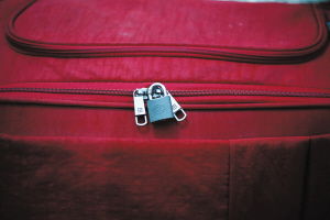 網(wǎng)曝普通圓珠筆可輕松劃開行李箱拉鏈 記者證實