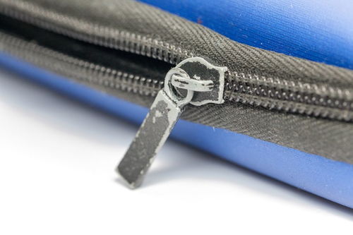 衣服拉鏈拉到頂了,卻拉不下來了咋辦